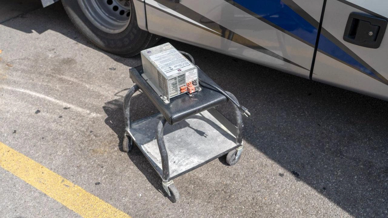 Convertisseur de courant pour roulotte montrant le ventilateur de refroidissement et les branchements