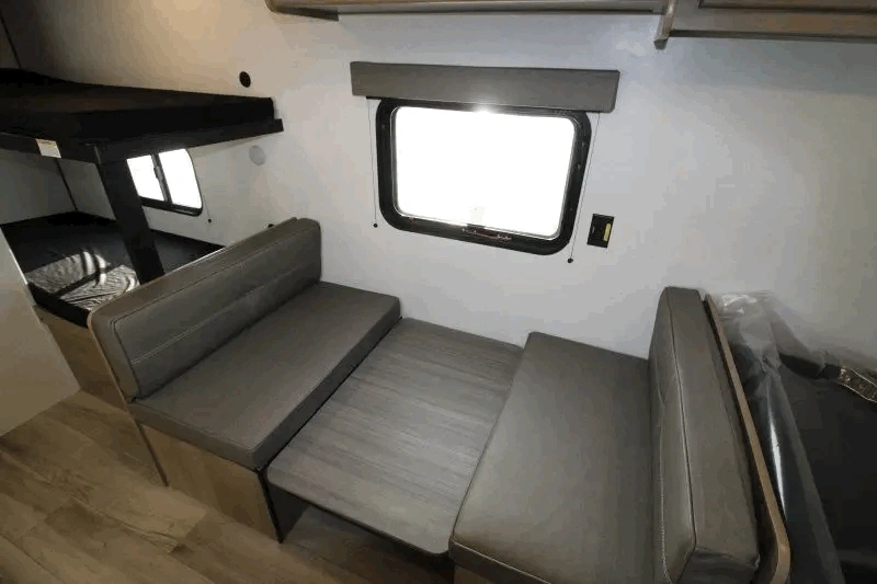 Dinette convertible du Coleman 17B pour repas en camping.