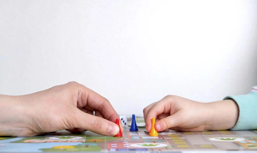 deux personnes entrain de jouer à un jeu de société