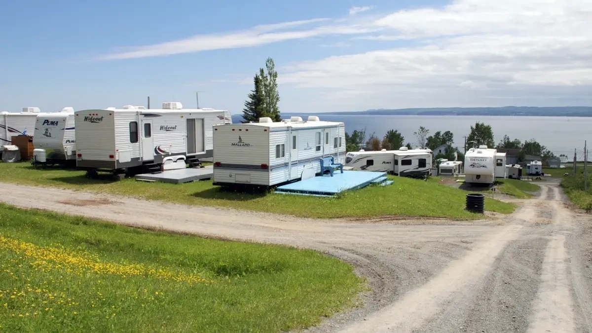 Vue des emplacements des roulottes au bord de l'eau.