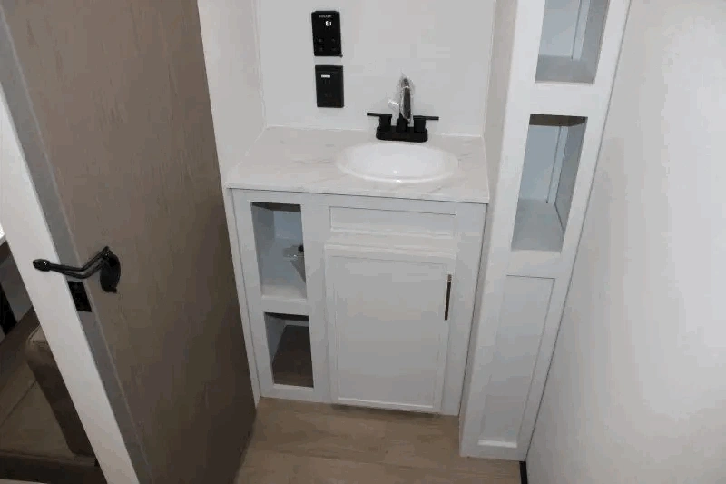 Vanité blanche de salle de bain dans le Grand Design Transcend One 151RB.