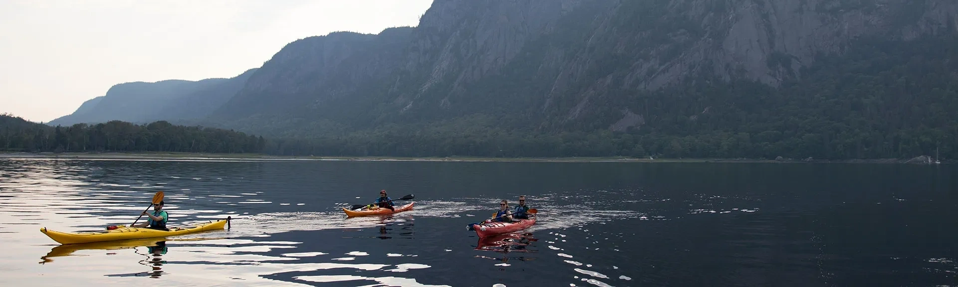 trois kayak sur un lac dans le Parc national du Fjord du Saguenay