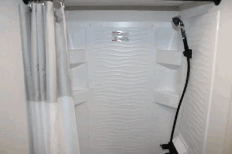 Douche du Transcend One 151RB avec parois texturées et rideau.