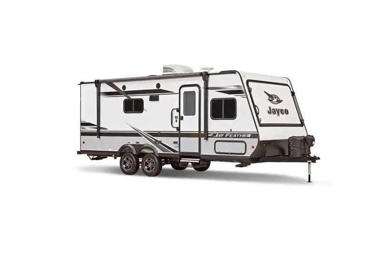 Vue 3/4 avant d'une roulotte hybride Jayco Feather.