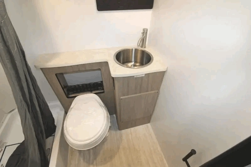 Salle de bain de la Nova Camp 201BH avec douche et toilette.