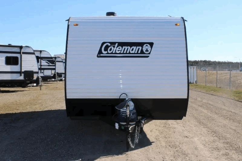Vue avant du Coleman 17R, une roulotte compacte pour VUS de 5 000 lb.