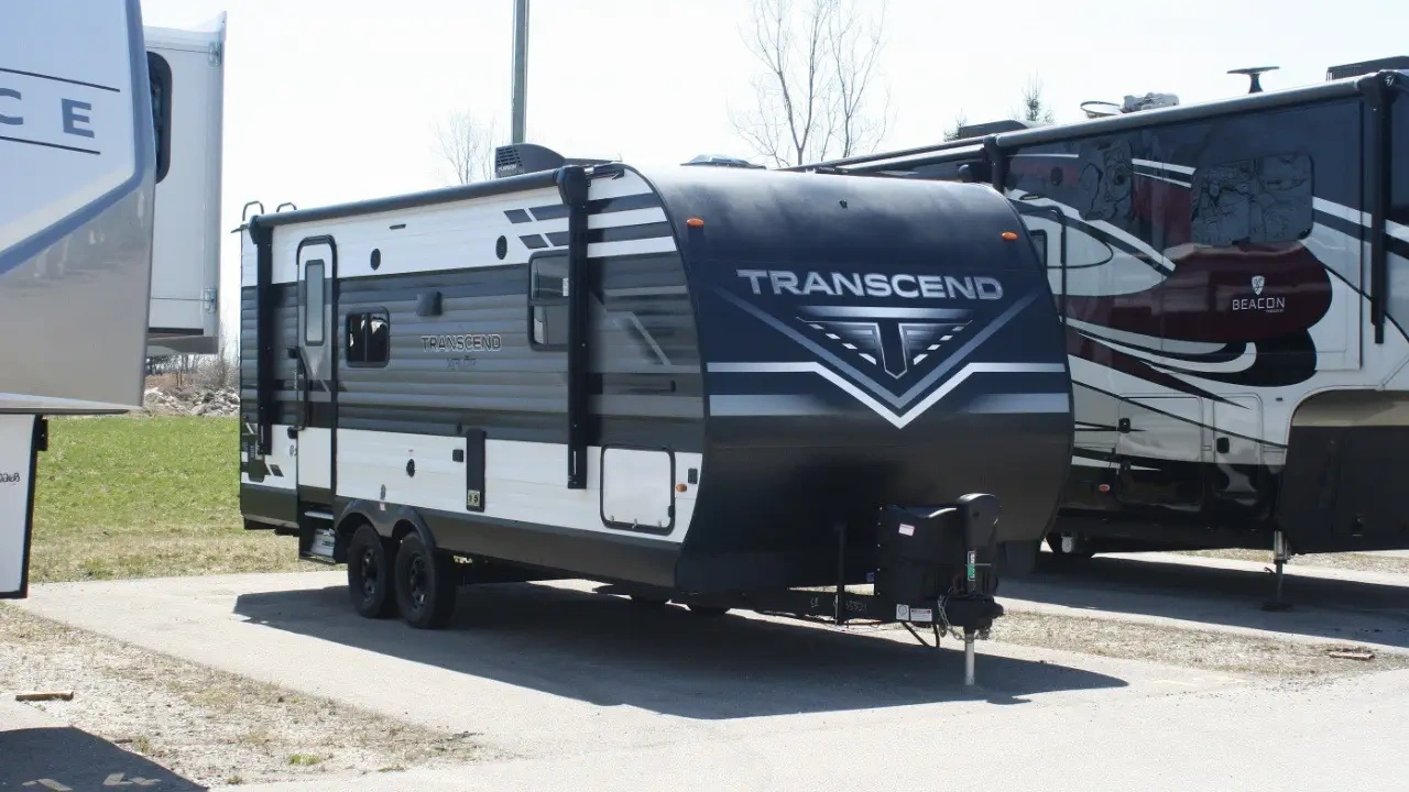 vue latérale avant d'une roulotte Grand Design Transcend XPLOR 221RB