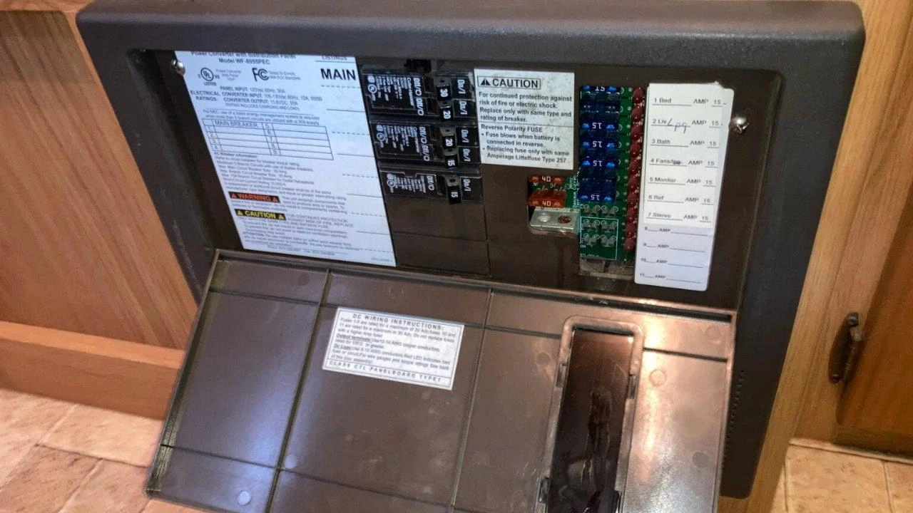 Gros plan sur les fusibles et le câblage du panneau électrique d'un véhicule récréatif