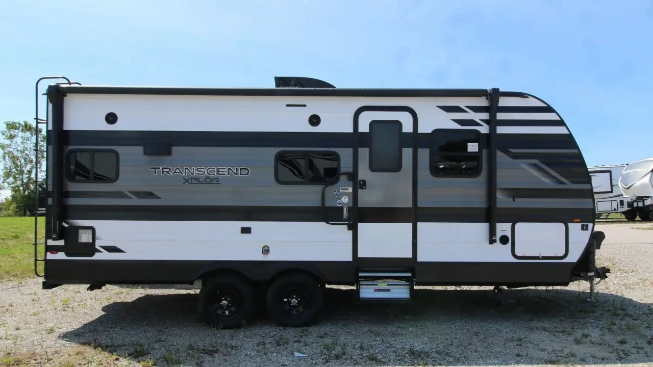 vue latérale d'une roulotte Grand Design Transcend XPLOR 200MK