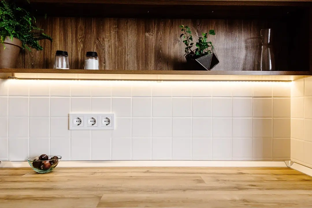 Armoire de cuisine en bois avec lumières encastrées