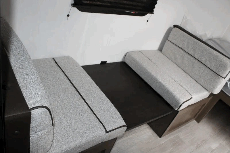 Dinette convertible du Prime Time Avenger LT 16BHX pour les repas en famille.