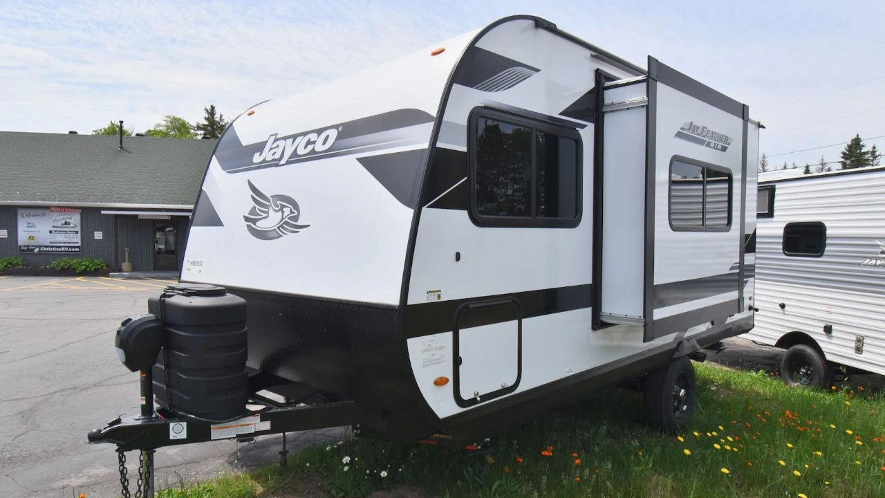Vue latérale de la roulotte légère Jayco Jay Feather 16RB AIR
