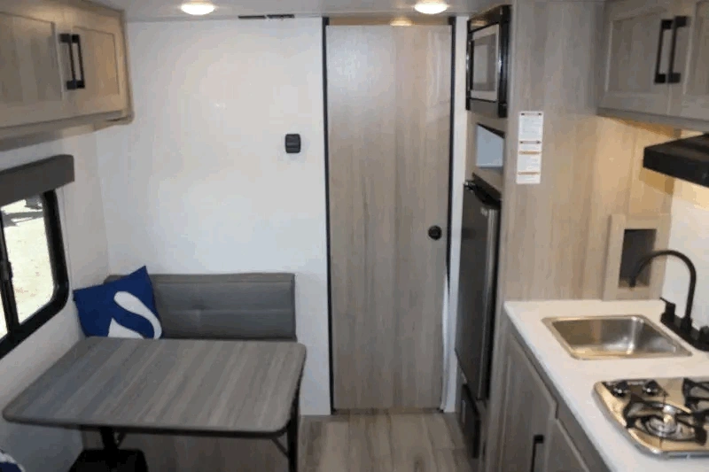 Espace intérieur du Coleman 17R avec dinette et cuisine.