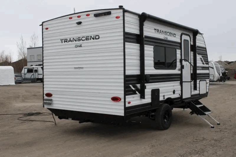 Profil arrière du Grand Design Transcend One 151RB avec marche d’entrée.