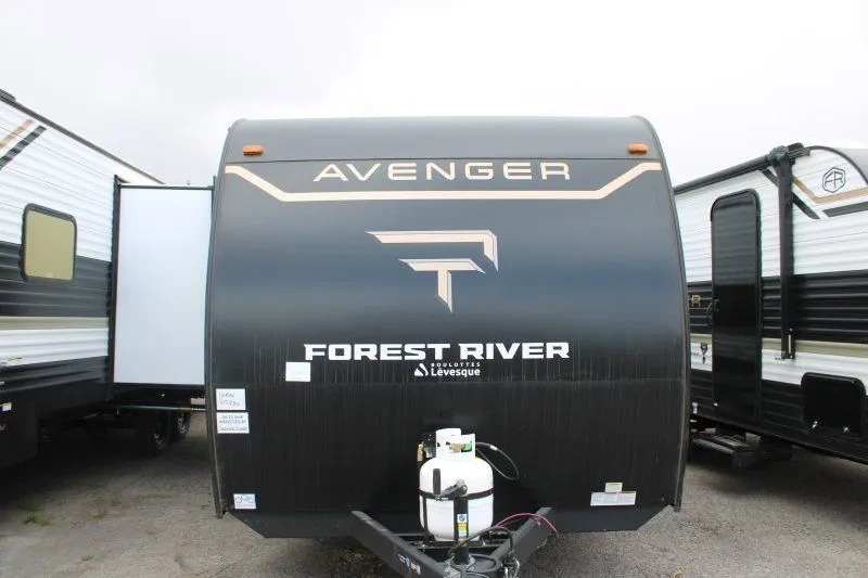 Vue avant du Prime Time Avenger LT 16RBX, une roulotte compacte pour VUS.