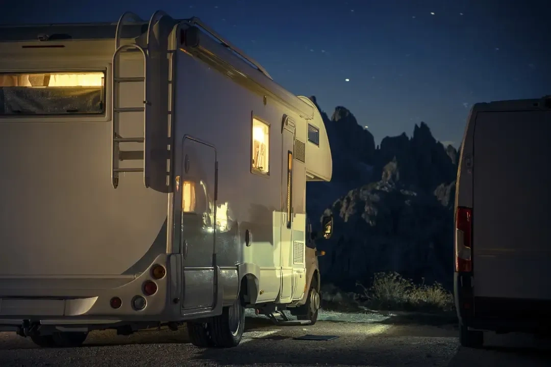vue latérale arrière d'une caravane
