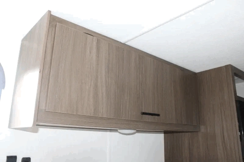 Rangement supérieur en bois dans le Prime Time Avenger LT 16BHX.