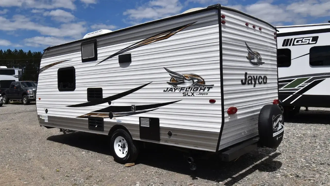 vue latérale avant d'une roulotte Jayco Jay Flight SLX 195RB