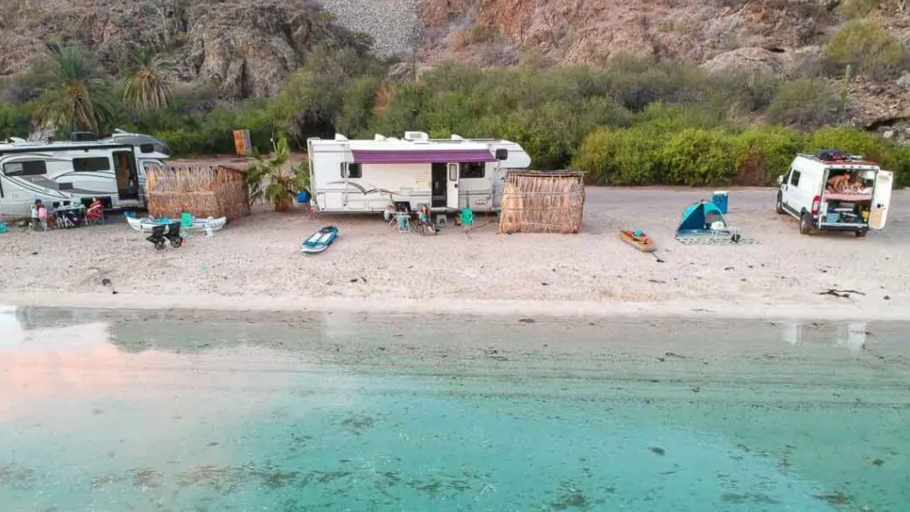 camping sur la plage au mexique