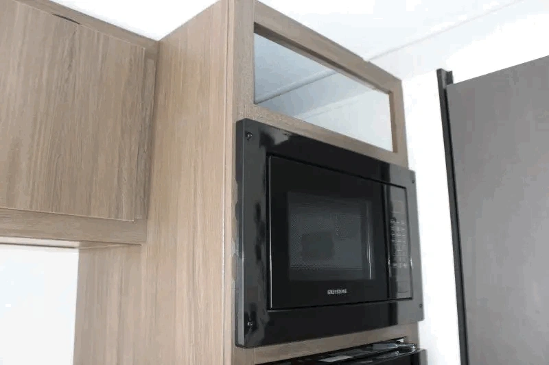 Micro-ondes et armoires de cuisine dans l’Avenger LT 16BHX.