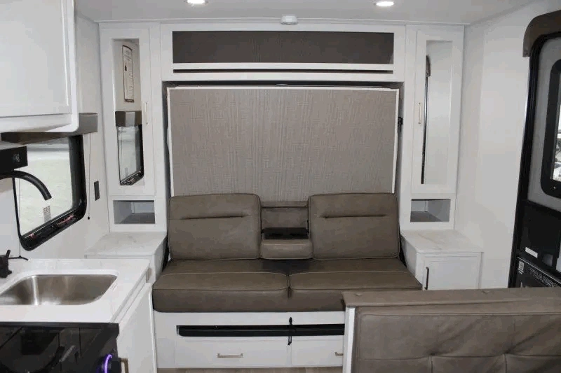 Salon du Grand Design Transcend One 151RB avec divan convertible.
