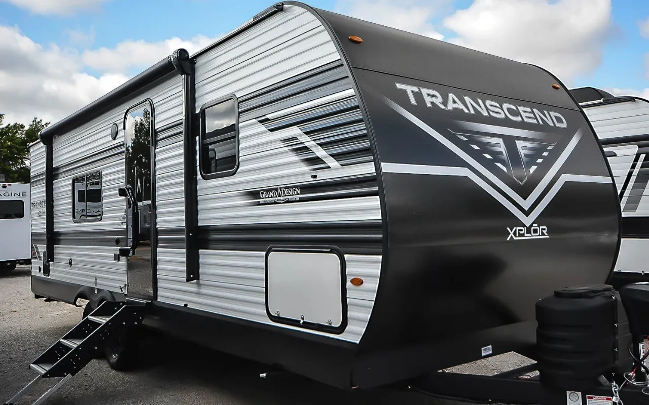 vue latérale avant d'une roulotte Transcend 245RLT