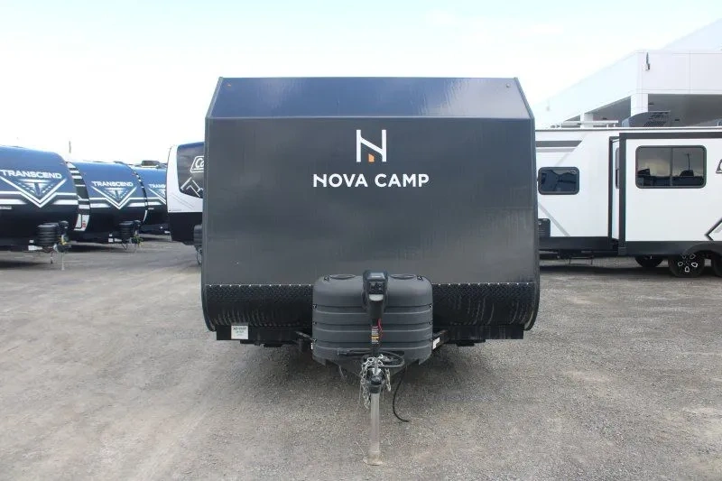 Vue avant de la Nova Camp 201QB à tracter avec un VUS.