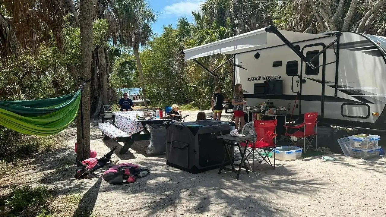 Emplacements de camping riverains au Fort De Soto Park