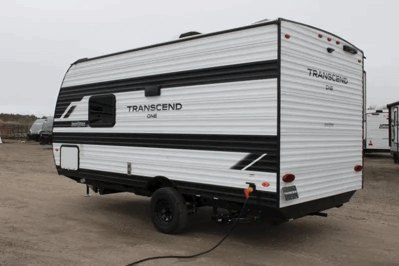 Vue latérale arrière du Grand Design Transcend One 151RB.