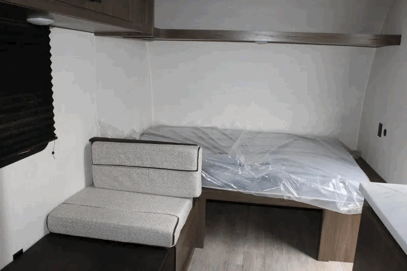 Lit avant du Prime Time Avenger LT 16BHX avec banquette et rangement.