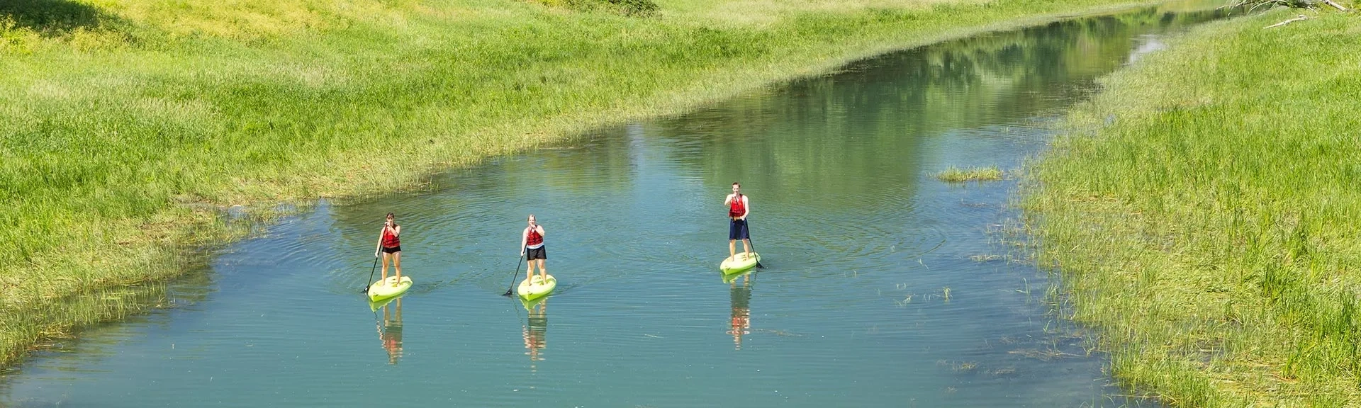 trois personnes sur une rivière