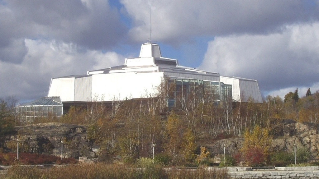 Bâtiment moderne du musée Science North à Sudbury entouré d’arbres, symbolisant une étape éducative du trajet entre North Bay et Sault Ste-Marie.