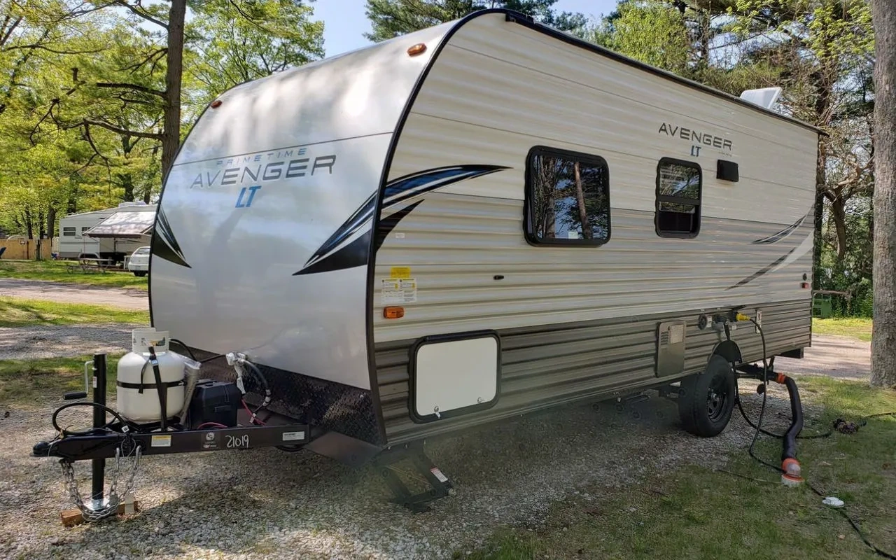 vue latérale avant d'une roulotte Avenger LT 16FQ