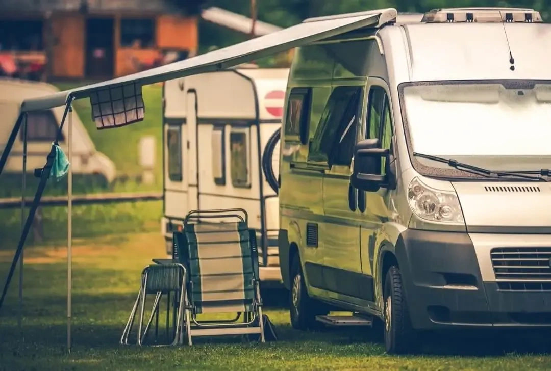 Un Camper installé sur un terrain de camping.