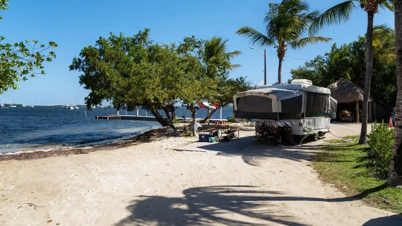 Emplacement de camping tropical au bord de l'eau au Boyd's Key West Campground