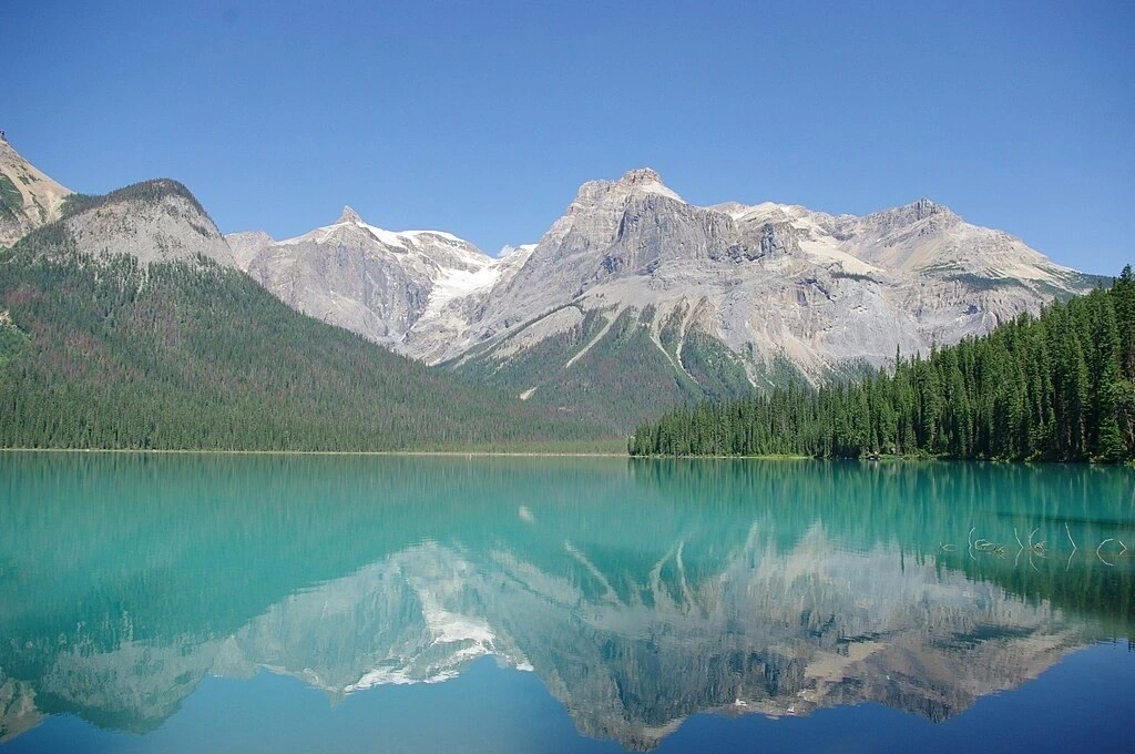 Lac Emerald d’un vert émeraude au cœur du parc national Yoho, représentant la beauté naturelle du tronçon entre Banff et Revelstoke.