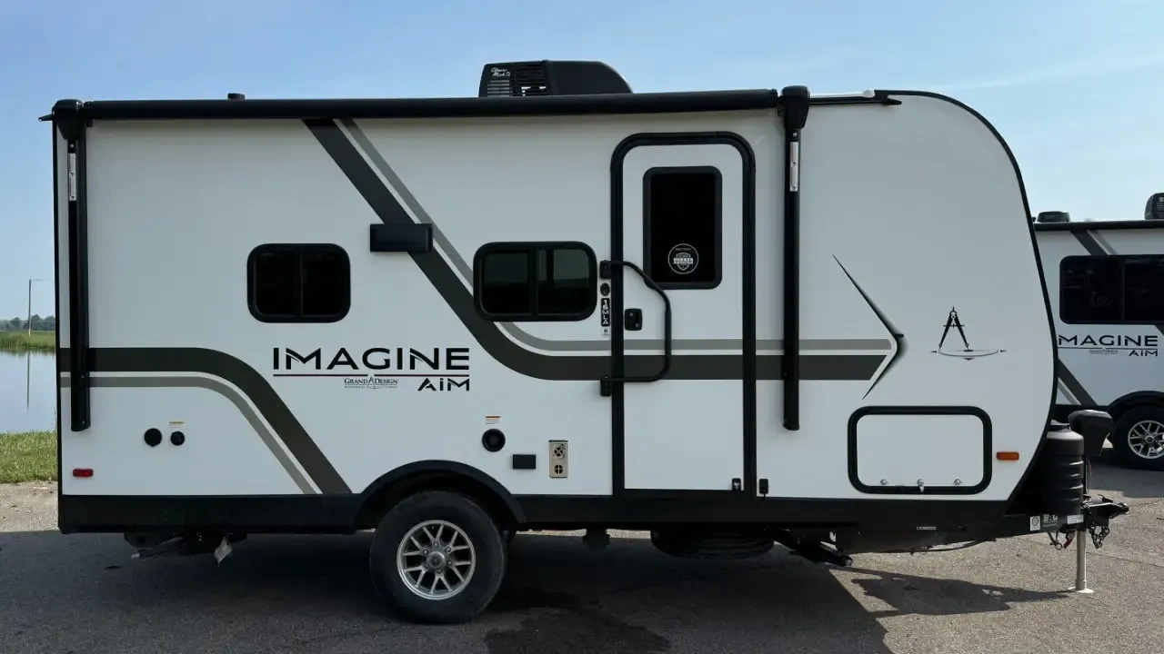 vue latérale d'une roulotte Imagine AIM 15RBA de Grand Design
