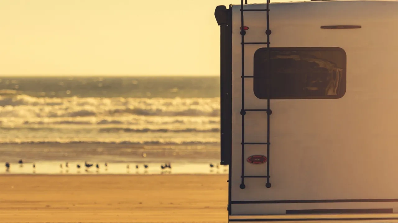 Vue arrière d'une roulotte Jayco 2026 sur une plage à Terre-Neuve