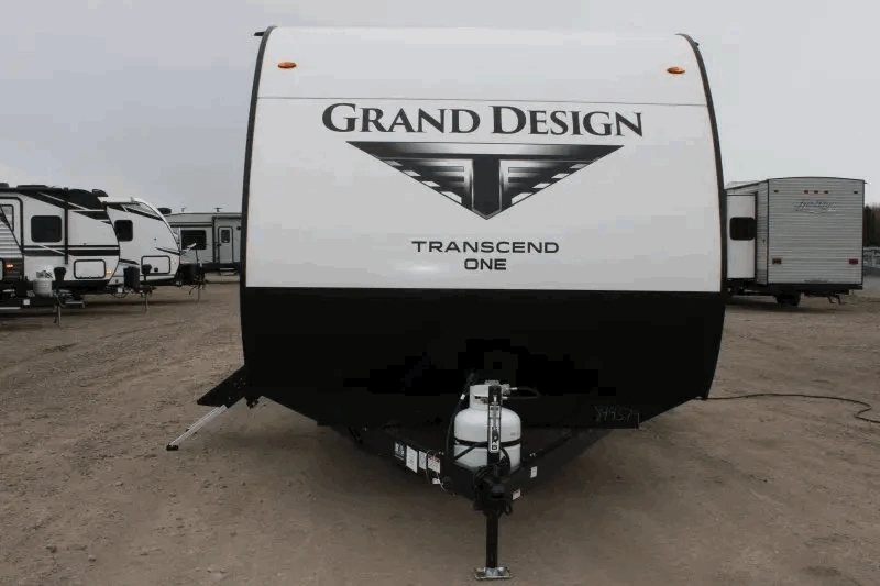 Vue avant du Grand Design Transcend One 151RB avec panneau frontal blanc et noir.