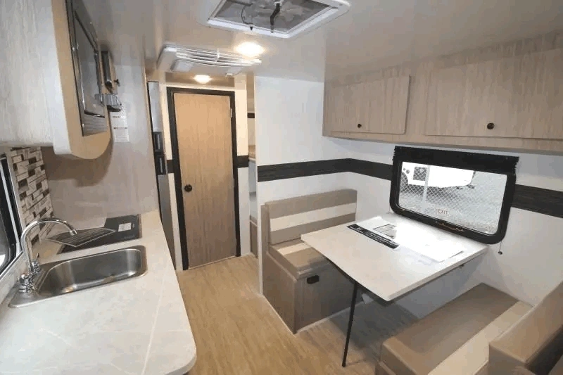 Dinette convertible de la Nova Camp 201BH avec cuisine compacte.