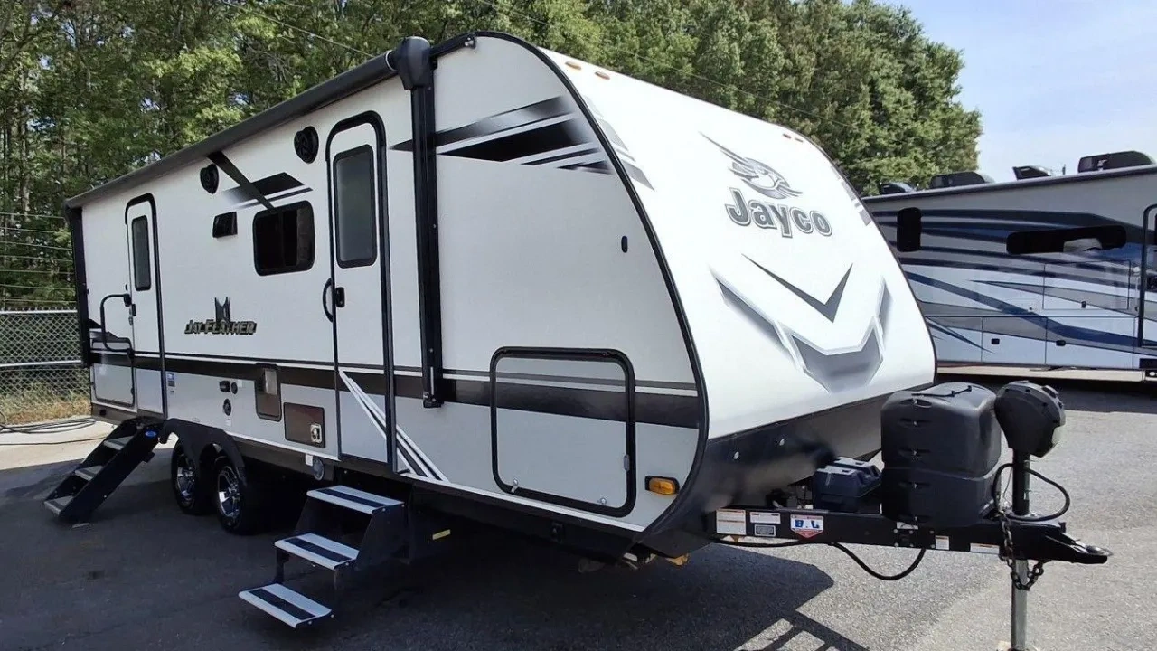 vue latérale avant d'une roulotte Jay Feather de Jayco