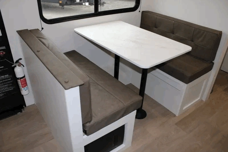 Dinette du Grand Design Transcend One 151RB avec table et banquettes.