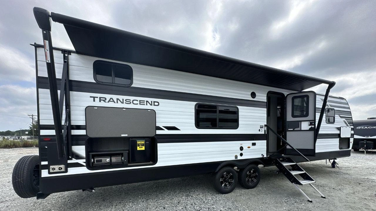 Vue de trois-quarts de la roulotte Grand Design Transcend 295QBT avec extension