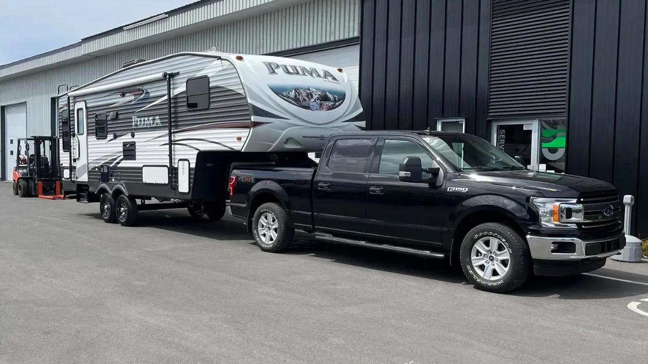 Camion Ford F-150 tractant une roulotte à sellette de type fifth-wheel