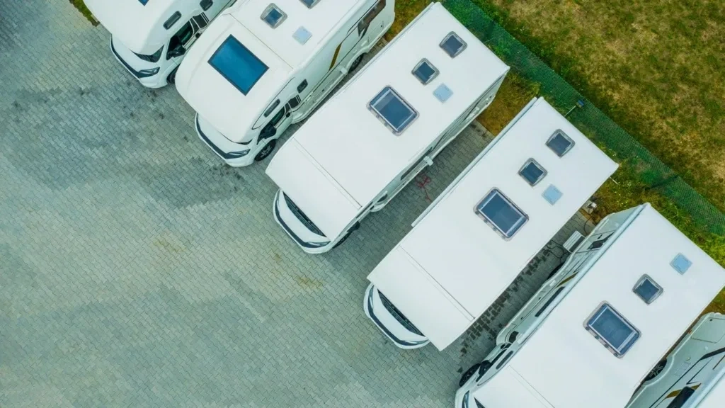 Vue aérienne de plusieurs roulottes alignées dans un inventaire, illustrant le choix de modèles disponibles selon les besoins, le budget et les critères d’achat.