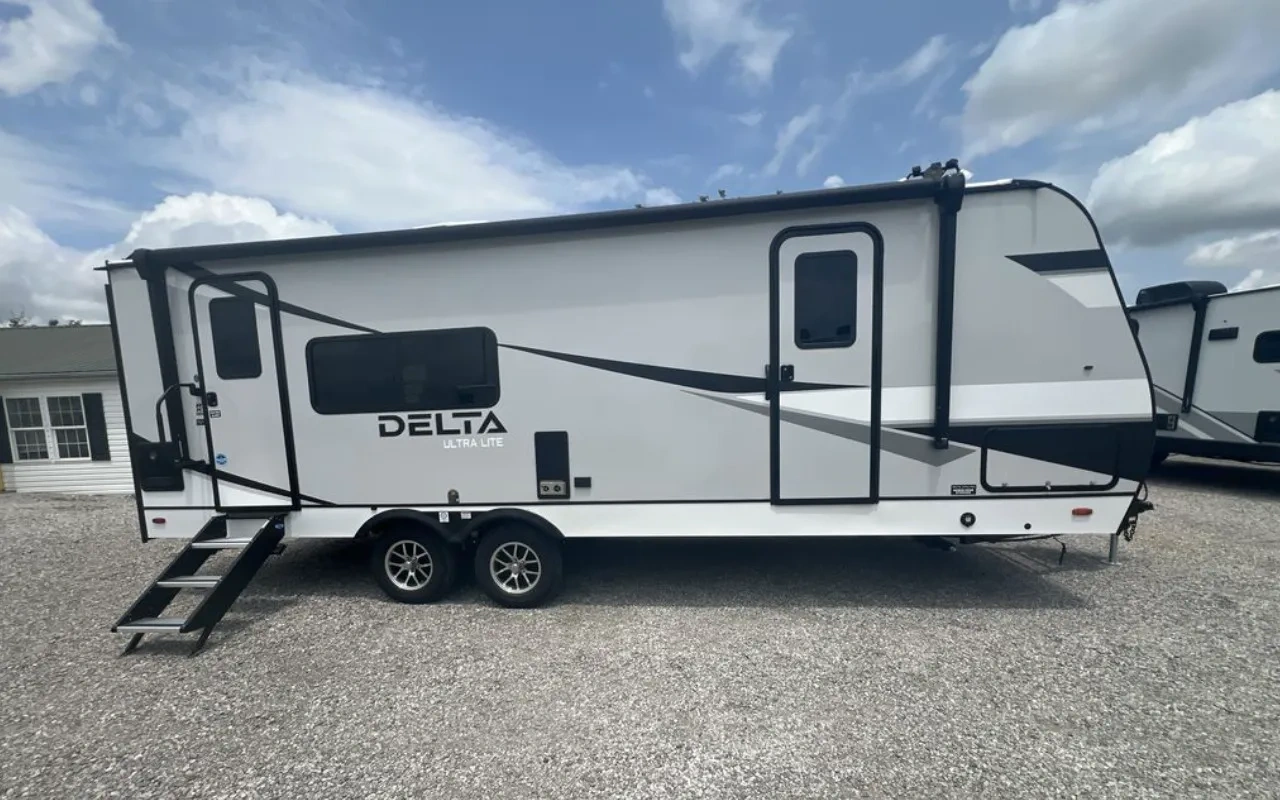 vue latérale avant d'une roulotte Delta Ultra Light 234RK
