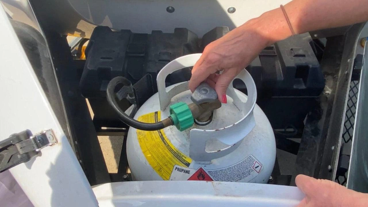 Bouteilles de propane installées à l'avant d'une roulotte pour le système de chauffage et de cuisson