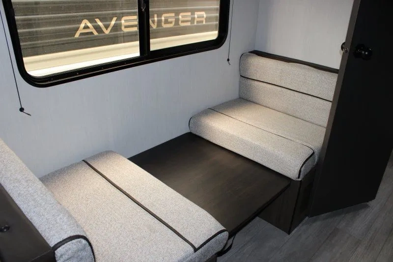 Dinette convertible du Prime Time Avenger LT 16RBX avec banquettes.
