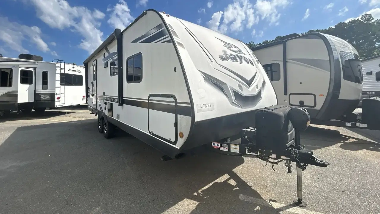 vue latérale avant d'une roulotte Jayco Jay Feather 22RB