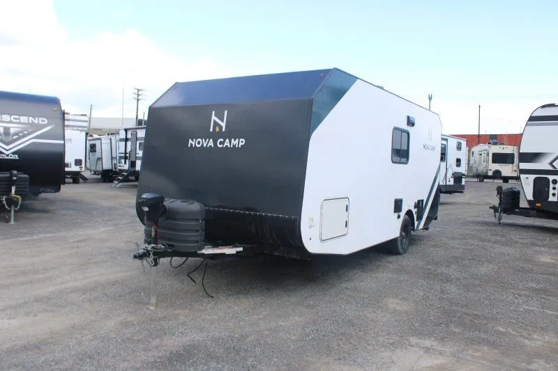 Vue extérieure en angle de la roulotte Nova Camp 201QB.